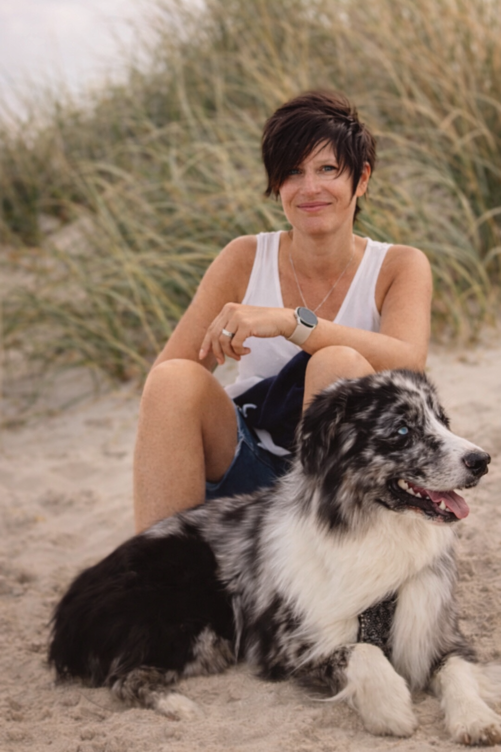 Hundefotografin mit Australian Shepherd bei natürlichem Outdoor-Shooting